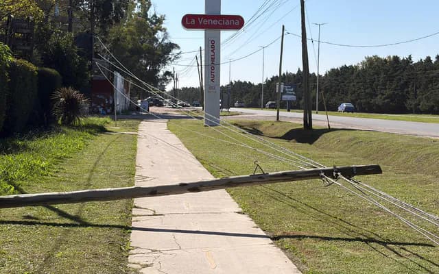 Tres postes cayeron sobre la bicisenda de Mariano Castex y dejan sin luz a vecinos