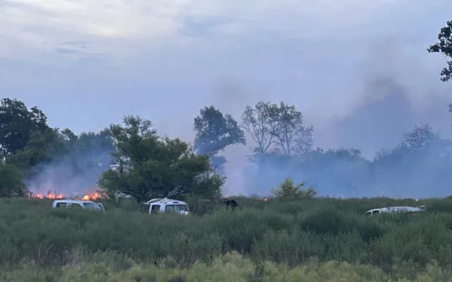 Incendio de pastizales en Canning: Bomberos buscan evitar que el fuego llegue a un depósito de autos