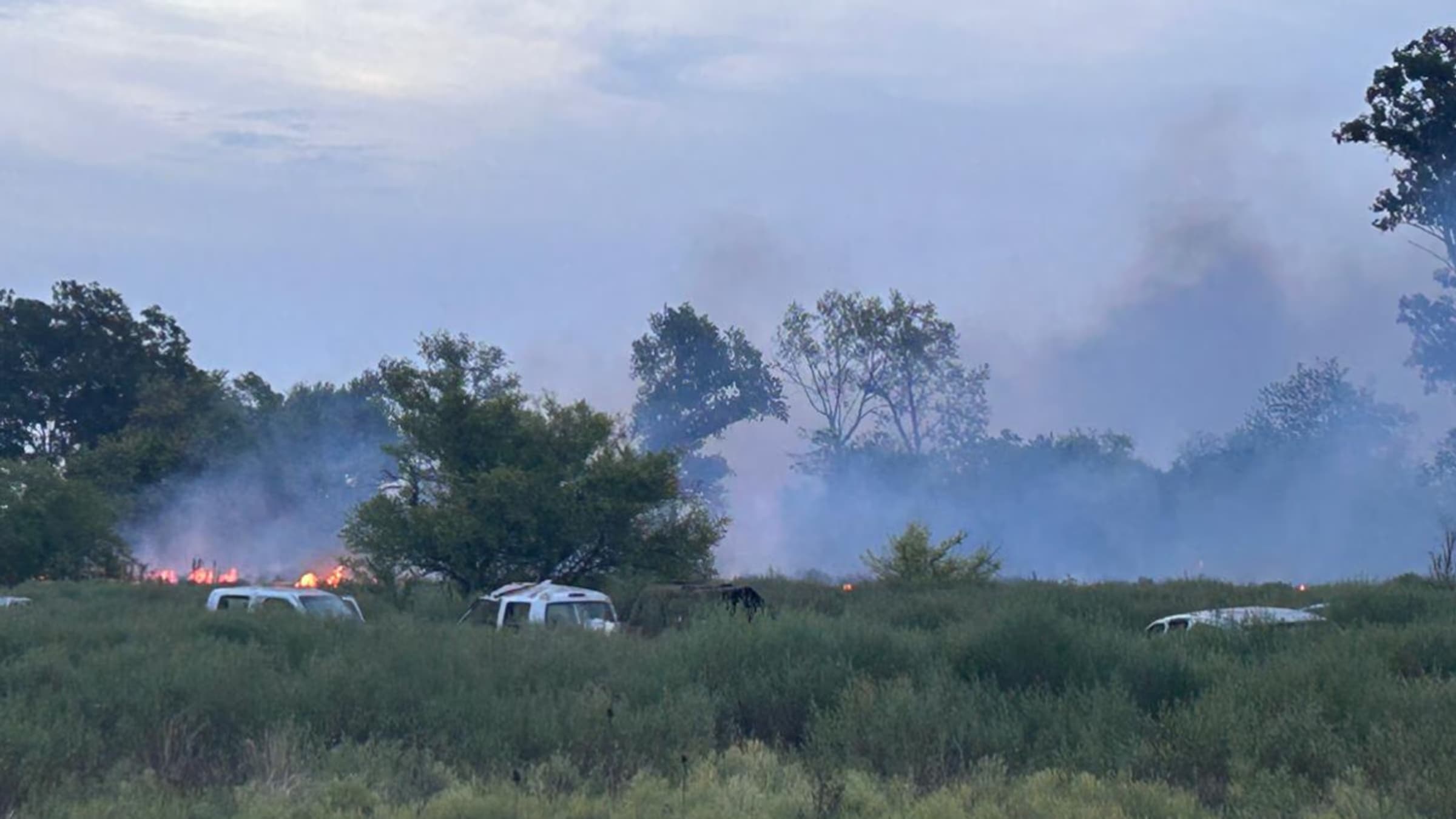 Incendio de pastizales en Canning: Bomberos buscan evitar que el fuego llegue a un depósito de autos