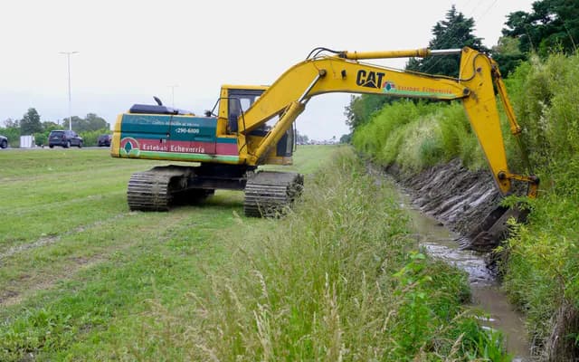 Obras de limpieza y saneamiento de arroyos en Canning